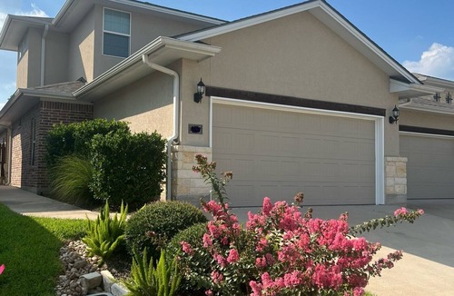 Wellborn House | 4 king bedrooms and 4 baths - just 15 min to A&M - 1-2 miles to 35 restaurants!