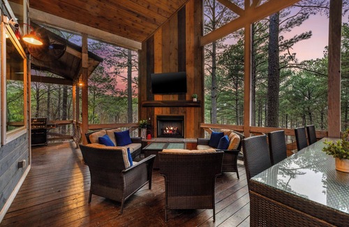 Broken Bow Cabin | 4 King Suites Built for Groups Sleeps 16