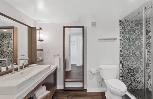 Rock Harbor Hotel | 4 King Waterfront Room Near Private Beach & Pools