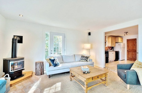 Amherst Ski Chalet | 4 Little Bears' Refuge, Cozy Lakefront property w/sandy beach, fireplace & spa