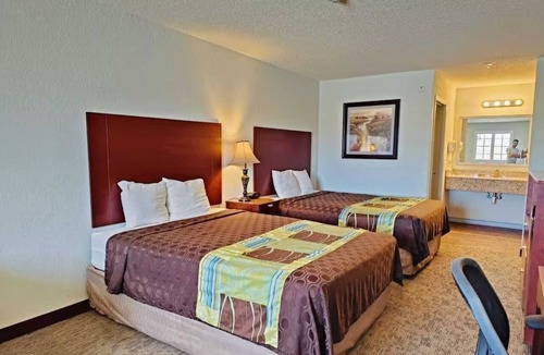 Pearsall Hotel | 4 Lodgings | Firemans Park Adventures | Outdoor Pool and Free Parking