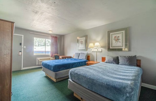 Livingston Hotel | 4 Low-Cost Rooms with 2 Full Beds Ideal for Lake Day Adventures