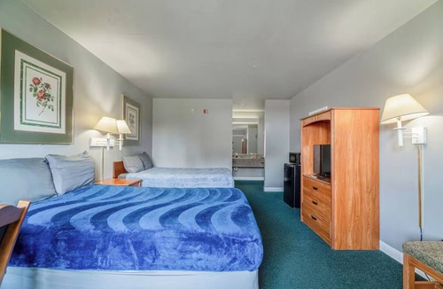 Livingston Hotel | 4 Low-Cost Rooms with 2 Full Beds Ideal for Lake Day Adventures
