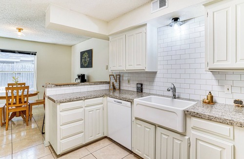 West Arlington House | 4 Mi to AT&T Stadium: Fort Worth Townhome!