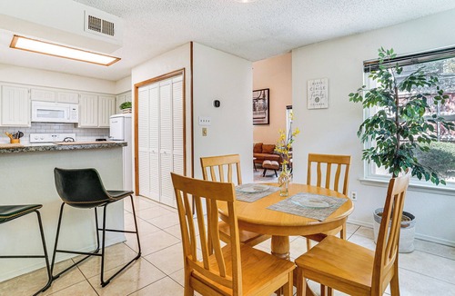 West Arlington House | 4 Mi to AT&T Stadium: Fort Worth Townhome!