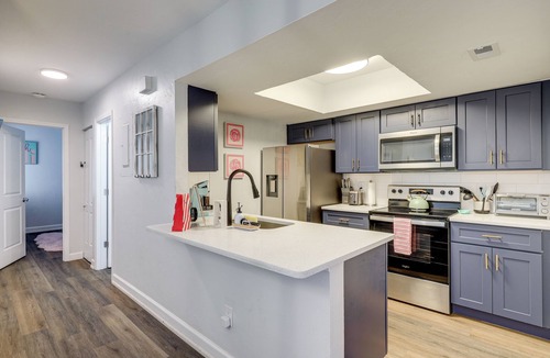 North Beach House | 4 Mi to Atlantic Beach: Chic & Trendy Townhouse!