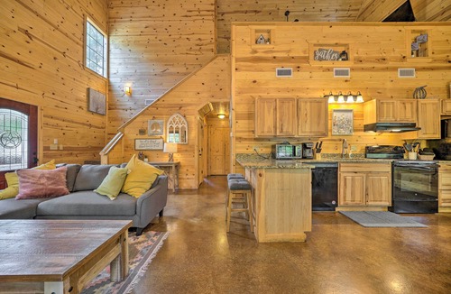Broken Bow Cottage | 4 Mi to Beavers Bend: Cabin w/Hot Tub & Games