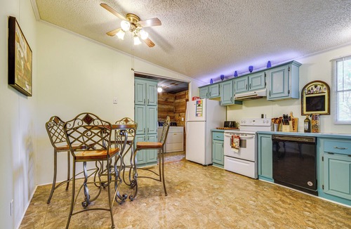 Lebanon House | 4 Mi to Bennett Spring SP: Dog-Friendly Home!