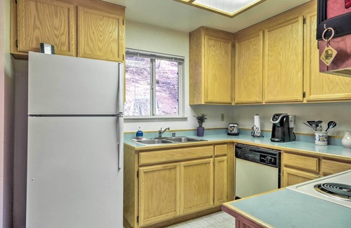 Dorrington Cabin | 4 Mi to Big Tree State Park: Serene Cabin w/Deck