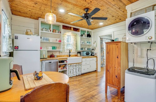 Glen Rose Cottage | 4 Mi to Dinosaur Valley: Rustic Glen Rose Cottage!