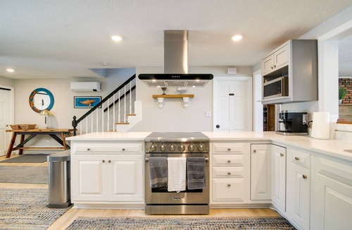 Plymouth House | 4 Mi to Downtown Plymouth! Bayfront Home w/Deck