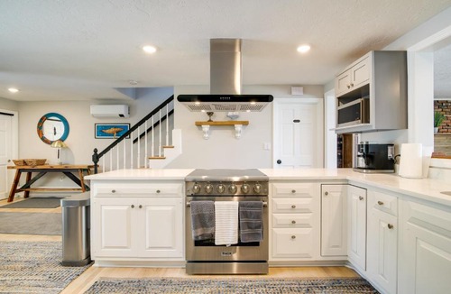 Plymouth House | 4 Mi to Downtown Plymouth! Bayfront Home w/Deck