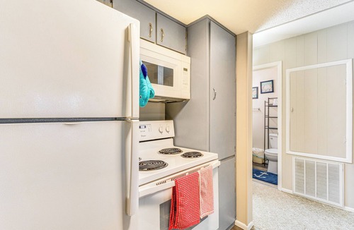 Fairfield Bay Condo | 4 Mi to Greers Ferry Lake: Condo w/Deck & Balcony
