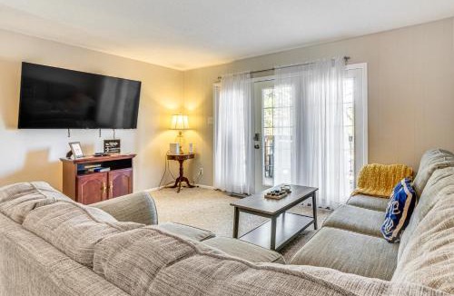 Fairfield Bay House | 4 Mi to Greers Ferry Lake: Condo w/Deck & Balcony