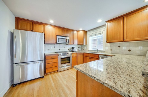 Eastlake House | 4 Mi to Lumen Field! Centrally Located Townhome
