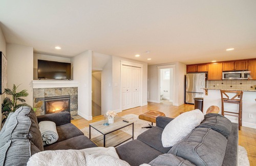 Eastlake House | 4 Mi to Lumen Field! Centrally Located Townhome
