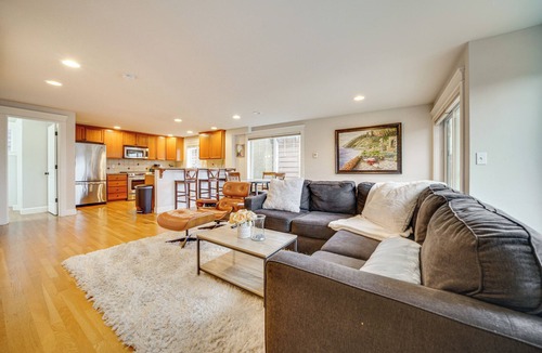 Eastlake House | 4 Mi to Lumen Field! Centrally Located Townhome