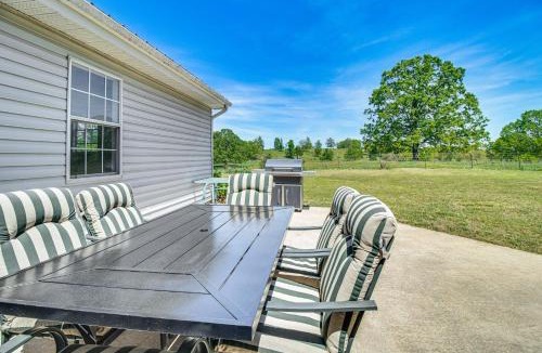 Elizabeth House | 4 Mi to Norfork Lake: Country Stay w/Farm Views!
