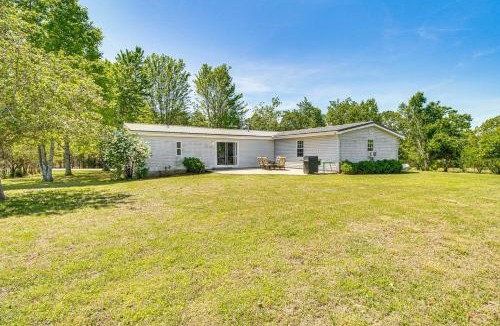 Elizabeth House | 4 Mi to Norfork Lake: Country Stay w/Farm Views!