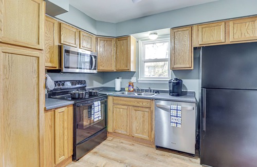 Walker Mill House | 4 Mi to Northwest Stadium: Inviting Home!