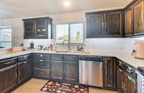 Norman Cottage | 4 Mi to OU Campus & Stadium! Suburban Norman Home