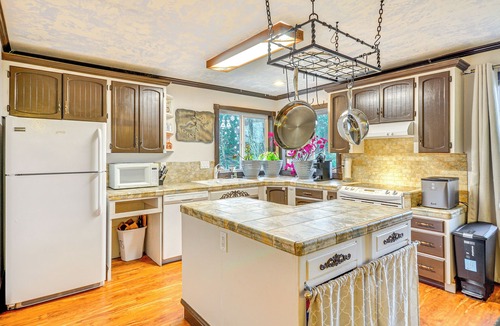 Sandy Apartment | 4 Mi to Sandy River Access: Studio w/Mtn Views!