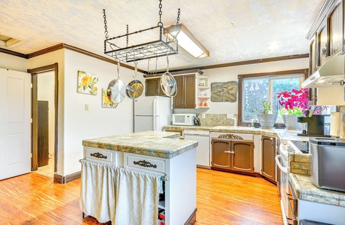 Sandy Apartment | 4 Mi to Sandy River Access: Studio w/Mtn Views!