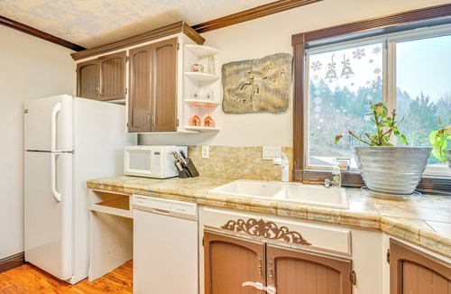 Sandy Apartment | 4 Mi to Sandy River Access: Studio w/Mtn Views!