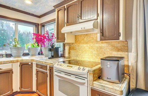 Sandy Apartment | 4 Mi to Sandy River Access: Studio w/Mtn Views!