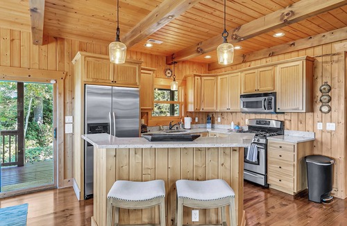 Sapphire Cabin | 4 Mi to Sapphire Ski! Mtn-View Cabin w/Deck