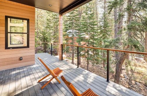 Pla-Vada Woodlands House | 4 Mi to Soda Springs Resort: Hot Tub Hideaway!
