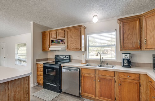 Rockport House | 4 Mi to State Park: Peaceful Rockport Home w/Yard