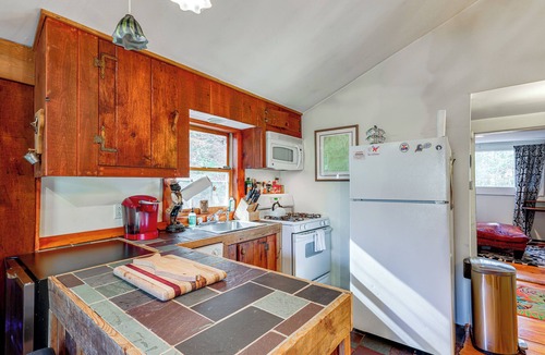 Jamaica Cabin | 4 Mi to Stratton Mountain Resort! Cabin w/Hot Tub
