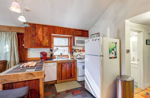 Jamaica Cabin | 4 Mi to Stratton Mountain Resort! Cabin w/Hot Tub