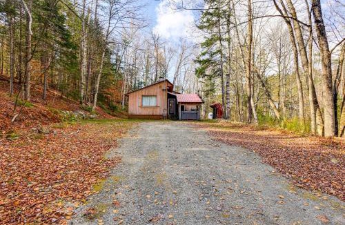 Jamaica House | 4 Mi to Stratton Mountain Resort! Cabin w/Hot Tub