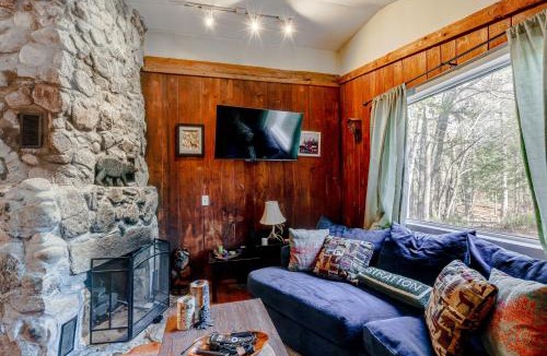 Jamaica House | 4 Mi to Stratton Mountain Resort! Cabin w/Hot Tub