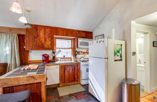 Jamaica House | 4 Mi to Stratton Mountain Resort! Cabin w/Hot Tub