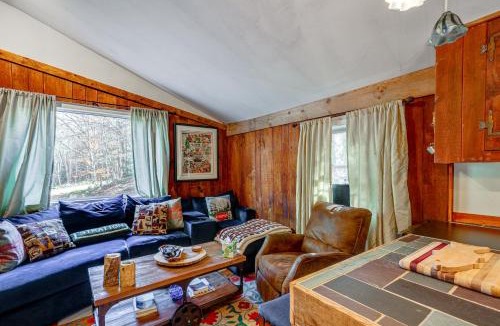 Jamaica House | 4 Mi to Stratton Mountain Resort! Cabin w/Hot Tub
