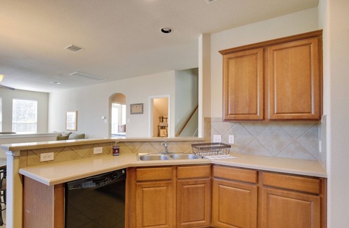 Wetmore House | 4 Mi to TPC San Antonio: Cozy Getaway w/Deck!