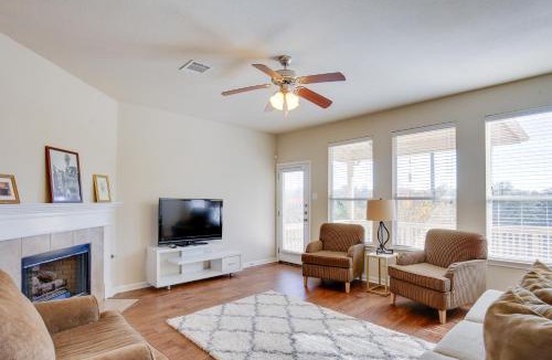 Wetmore House | 4 Mi to TPC San Antonio: Cozy Getaway w/Deck!