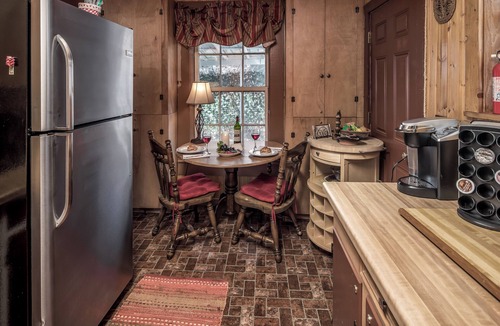 Ruidoso Cabin | 4 Miles: Midtown Ruidoso's Eclectic 2 Bed/2 Bath Cabin