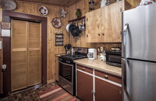 Ruidoso Cabin | 4 Miles: Midtown Ruidoso's Eclectic 2 Bed/2 Bath Cabin