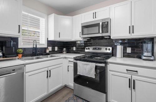East Durham House | 4 Min Drive Downtown - 7 Min Walk to Golden Belt