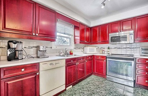 Brampton House | 4-Min Walk to Professor’s Lake - 3BR Retreat