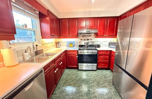 Brampton House | 4-Min Walk to Professor’s Lake - 3BR Retreat