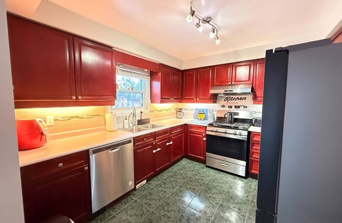 Brampton House | 4-Min Walk to Professor’s Lake - 3BR Retreat