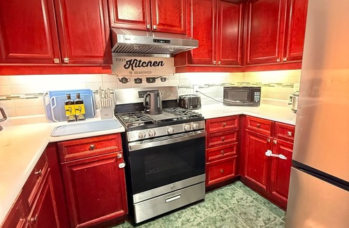 Brampton House | 4-Min Walk to Professor’s Lake - 3BR Retreat