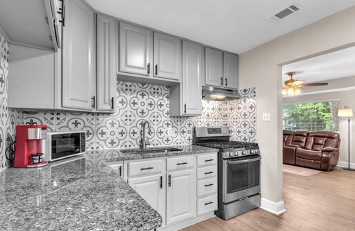 Central Arlington House | 4 mins away from AT&T stadium; Texas Live; UTA; Six Flags; Epic Central