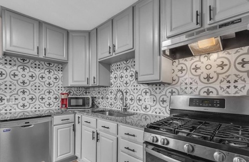 Central Arlington House | 4 mins away from AT&T stadium; Texas Live; UTA; Six Flags; Epic Central