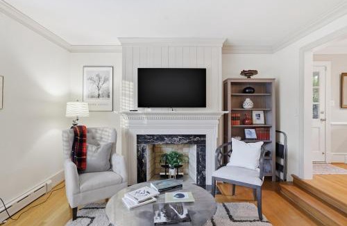 North Chesterfield House | 4 Mins to U of R! Spacious, Central Guest Suite!